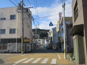 三重県鳥羽市の市街地 岩崎通り ここで右に曲がると日和山登山道です
