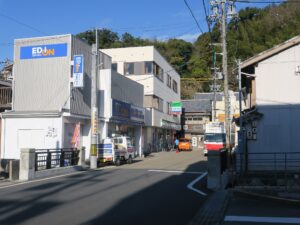 三重県鳥羽市の市街地 錦町通り ファミリーマートとエディオンがあります