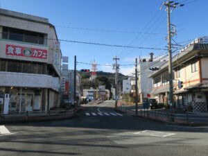 三重県鳥羽市の市街地 城山通り 飲食店と銀行があります