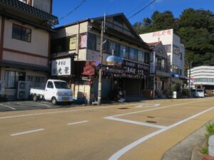 三重県鳥羽市の市街地への入り口 飲食店が立ち並びます