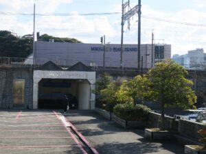 三重県鳥羽市の市街地 ミキモト真珠島へのガード下