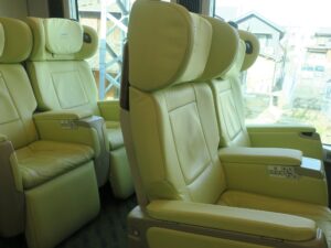 近畿日本鉄道 50000系 特急しまかぜ プレミアムシート 2人掛け レッグレストが付いています ACコンセントはひじ掛けの下にあります