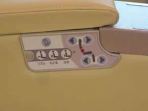 近畿日本鉄道 50000系 特急しまかぜ プレミアムシート リクライニングとレッグレストのスイッチ