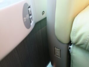 近畿日本鉄道 50000系 特急しまかぜ プレミアムシート カーテンのスイッチとACコンセント