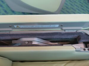近畿日本鉄道 50000系 特急しまかぜ プレミアムシート ひじ掛けテーブル