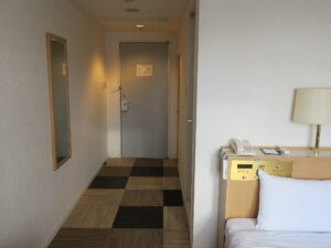 クインテッサホテル伊勢志摩 セミダブルルーム 窓から玄関方向を撮影