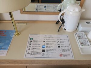クインテッサホテル伊勢志摩 セミダブルルーム デスク上 ACコンセントと電気ポットがあります