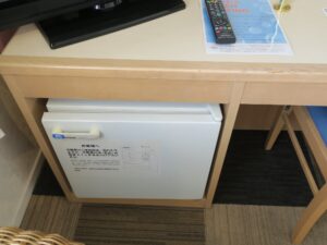 クインテッサホテル伊勢志摩 セミダブルルーム デスク下 冷蔵庫があります