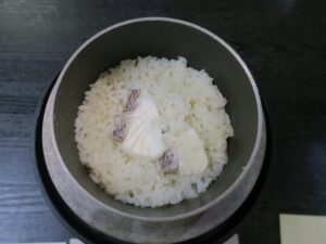 クインテッサホテル伊勢志摩 夕食 松阪牛すき焼き懐石 鯛めしが炊きあがったところ