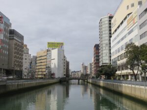 横浜 帷子川 横浜天然温泉 SPA EASが右にあります