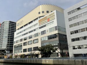 ハマボール イアス SPA EASはこの建物の4階です