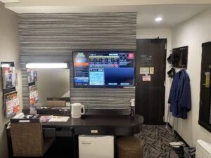 アパホテル&リゾート 東京ベイ幕張 ウェストウィング ツインルーム 窓側から玄関方向を撮影