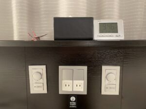 アパホテル&リゾート 東京ベイ幕張 ウェストウィング ツインルーム 枕元 ティッシュ、目覚まし時計、ACコンセント、枕元照明のスイッチがあります