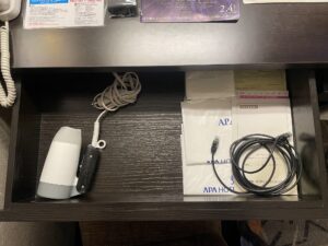 アパホテル&リゾート 東京ベイ幕張 ウェストウィング ツインルーム 引き出しの中 ドライヤー、LANケーブル、伝票類があります