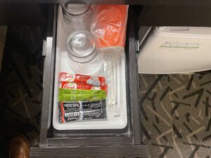 アパホテル&リゾート 東京ベイ幕張 ウェストウィング ツインルーム 飲み物とコップがあります