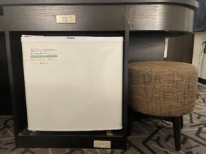 アパホテル&リゾート 東京ベイ幕張 ウェストウィング ツインルーム デスク下 冷蔵庫ともう一つの椅子があります