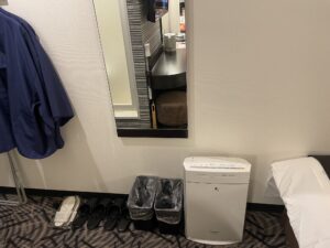 アパホテル&リゾート 東京ベイ幕張 ウェストウィング ツインルーム 加湿空気清浄機、ごみ箱、スリッパ、鏡