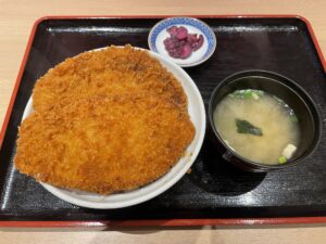わらじかつ丼 お味噌汁 香の物 西武秩父駅前温泉 祭の湯にて
