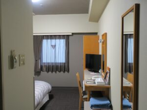 秋田天然温泉 ルートイングランティア秋田 SPA RESORT ダブルルーム 玄関から窓方向を撮影