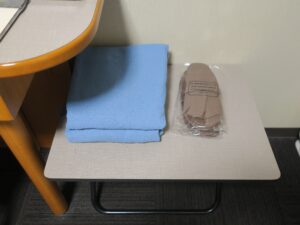 秋田天然温泉 ルートイングランティア秋田 SPA RESORT ダブルルーム デスク脇 部屋着とスリッパがあります