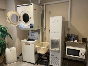 秋田天然温泉 ルートイングランティア秋田 SPA RESORT 東館2階 コインランドリー、製氷機、電子レンジ