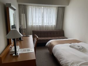京成ホテルミラマーレ スタンダードルーム 入口側から窓方向を撮影