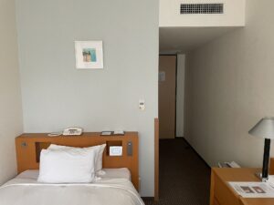 京成ホテルミラマーレ スタンダードルーム 窓側から入口方向を撮影