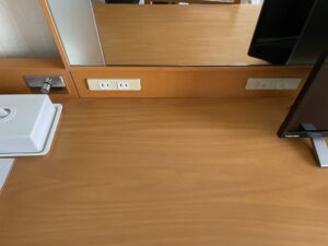 京成ホテルミラマーレ スタンダードルーム デスク上 ティッシュと明かりのスイッチ、ACコンセント、有線LANコネクタがあります