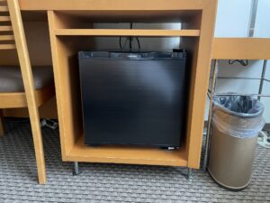 京成ホテルミラマーレ スタンダードルーム デスク下 冷蔵庫とゴミ箱があります