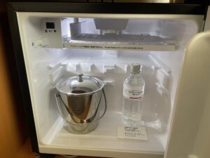 京成ホテルミラマーレ スタンダードルーム 冷蔵庫の中 ミネラルウォーターが入っています