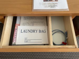 京成ホテルミラマーレ スタンダードルーム 引き出しの中 ランドリーバッグと伝票類、LANケーブルが入っています