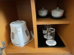 京成ホテルミラマーレ スタンダードルーム デスク下 電気ケトルと湯呑み、コップ、ティーバックがあります