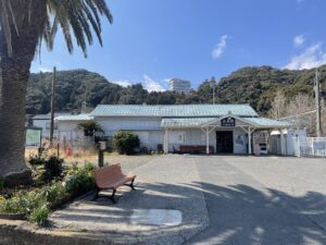 JR内房線 太海駅 駅舎と駅前広場