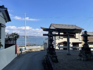 JR太海駅周辺 鳥居をバックに海が見えます