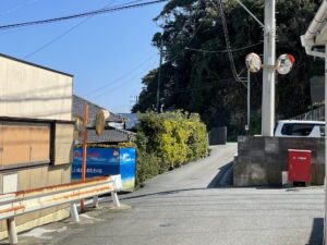JR太海駅周辺 海水浴場と民宿の看板が見えます