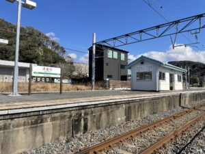 JR内房線 浜金谷駅 ホームと駅名標、待合室
