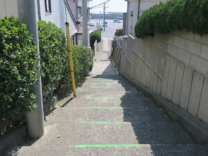 外川漁港周辺 坂道を降りると海沿いの道路に出ます