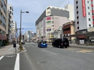 浅草 国際通り 正面に浅草ROXがあります