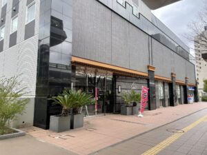 アパホテル 京成成田駅前 玄関 1階にローソンがあります