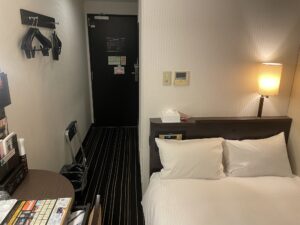 アパホテル 京成成田駅前 シングルルーム 窓方向から玄関を撮影