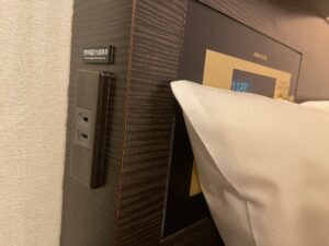 アパホテル 京成成田駅前 シングルルーム 枕元 ケータイ・スマホ充電用のコンセントがあります