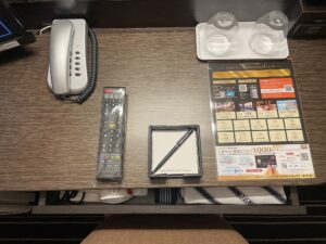アパホテル 京成成田駅前 シングルルーム デスク回り 電話とコップがあります
