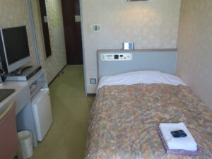 戸倉上山田温泉 ホテルプラトン セミダブルルーム 窓から玄関方向を撮影