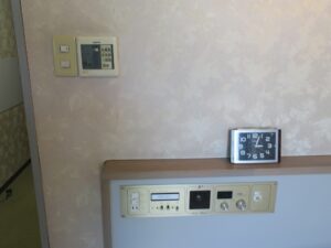 戸倉上山田温泉 ホテルプラトン セミダブルルーム 枕元 スイッチ類と目覚まし時計があります