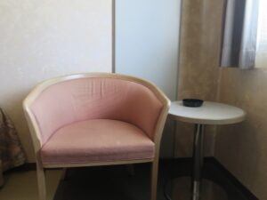 戸倉上山田温泉 ホテルプラトン セミダブルルーム 窓際のイスとテーブル
