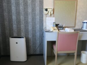 戸倉上山田温泉 ホテルプラトン セミダブルルーム 加湿空気清浄機とテーブル