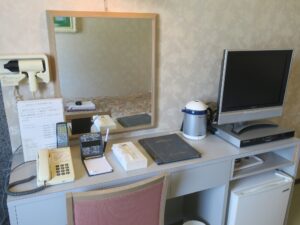 戸倉上山田温泉 ホテルプラトン セミダブルルーム デスク周り