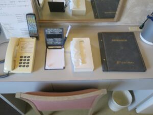 戸倉上山田温泉 ホテルプラトン セミダブルルーム デスク周り ドライヤー 電話機 メモ ティッシュ 案内 電気ポットがあります