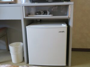 戸倉上山田温泉 ホテルプラトン セミダブルルーム デスク下 コップ コーヒーカップ 冷蔵庫があります