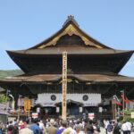 信濃 善光寺 本堂 御開帳の時には、境内に回向柱が立ちます